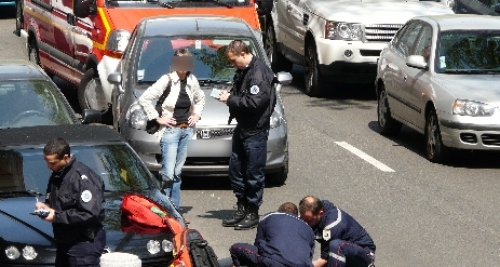 Homme recherche par la police
