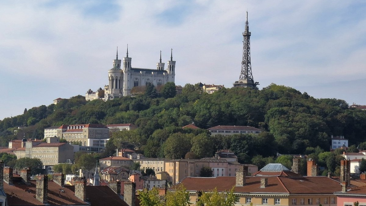 7 facts sur la Tour de Fourvière - Elle culmine plus haut que la Tour Eiffel