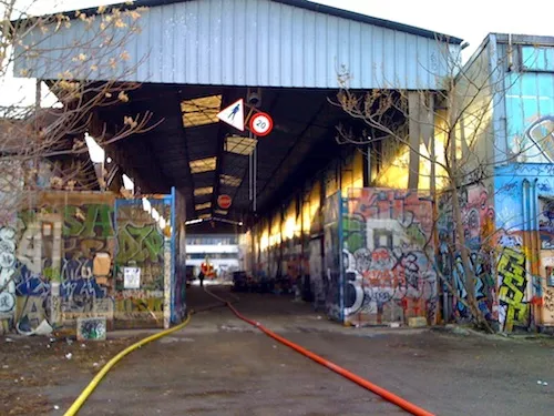 Un incendie a détruit une partie de l’ancienne friche RVI dans le 8e arrondissement Un incendie a détruit une partie de l’ancienne friche RVI dans le 8e arrondissement