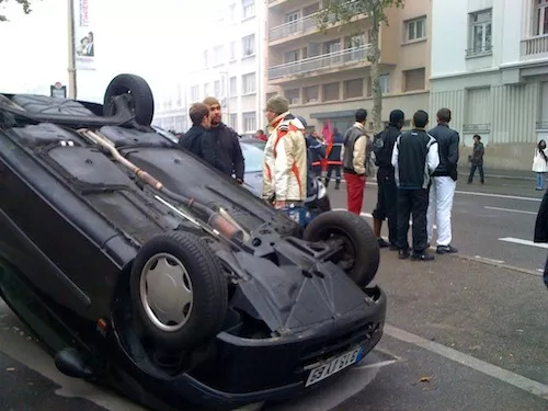 Une voiture sur le toit à la Croix-Rousse Une voiture sur le toit à la Croix-Rousse
