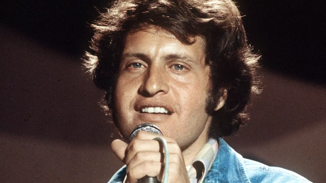The Story Behind Joe Dassin’s Iconic Hit Il Était une Fois Nous Deux