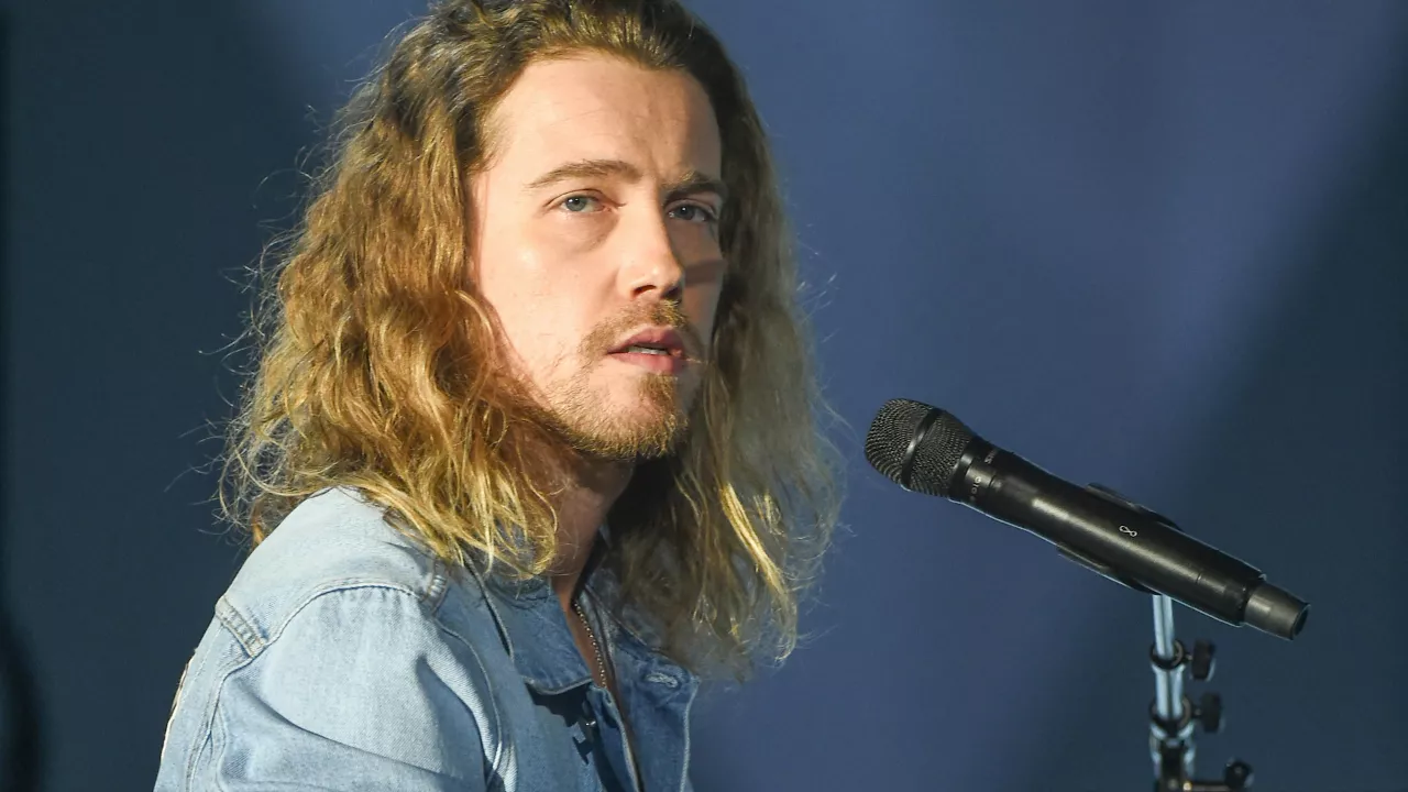 Julien Doré fond en larmes à la fin de sa tournée