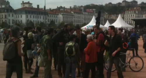 Lyon : une trentaine de personnes pour l’anniversaire de "la garde à vue en plein air de Bellecour"
