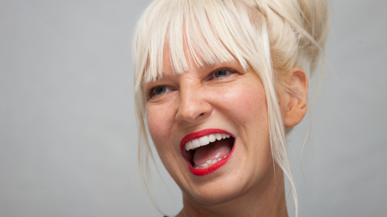 Sia dévoile le clip de son nouveau titre pour les Fêtes de fin d’année ...