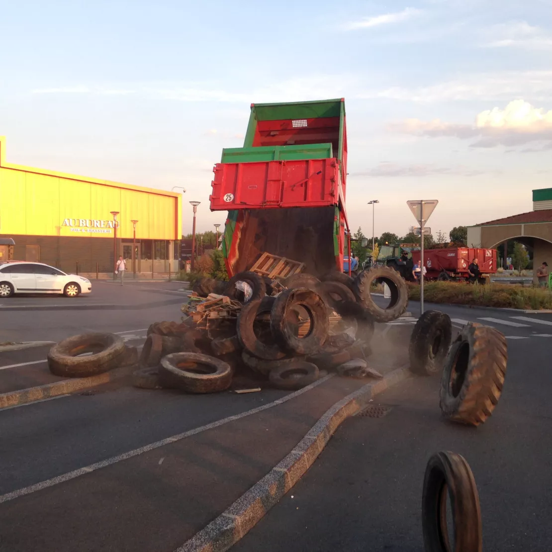 Les agriculteurs bloquent le casino de Villefranche Les agriculteurs bloquent le casino de Villefranche