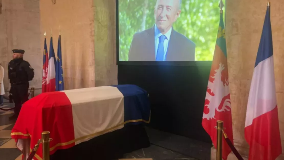 Décès de Gérard Collomb : les Lyonnais lui rendent hommage à l'Hôtel de Ville
