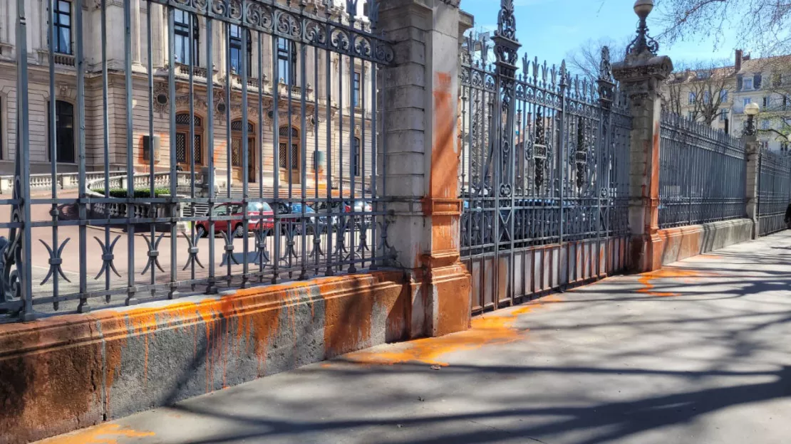 De la peinture orange lancée sur la façade de la préfecture du Rhône