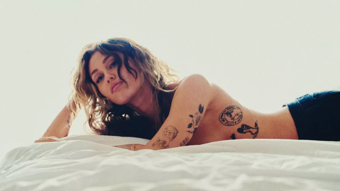 Miley Cyrus revient en douceur avec son nouveau clip “Jaded”