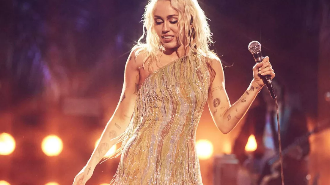 Miley Cyrus : sa chanson "Flowers" détient le plus long règne d'une chanson écrite par une femme !