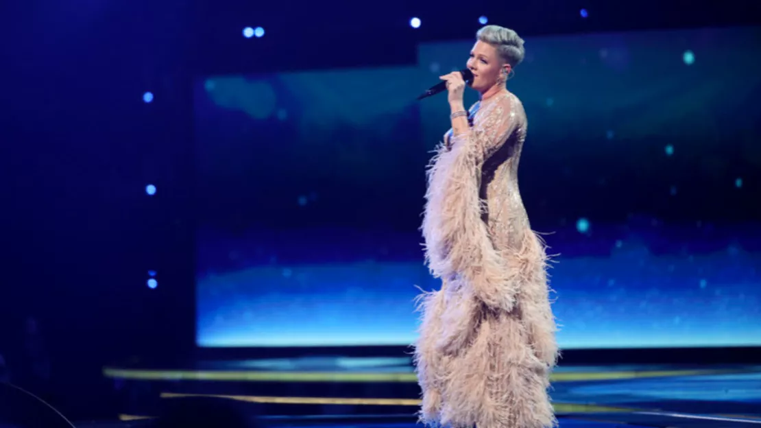 Pink rend un vibrant hommage musical à Olivia Newton-John (vidéo)