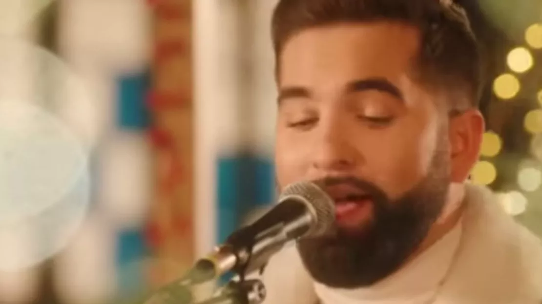 Pour Noël, Kendji Girac chante le titre « Mon beau sapin » dans une école primaire (vidéo)