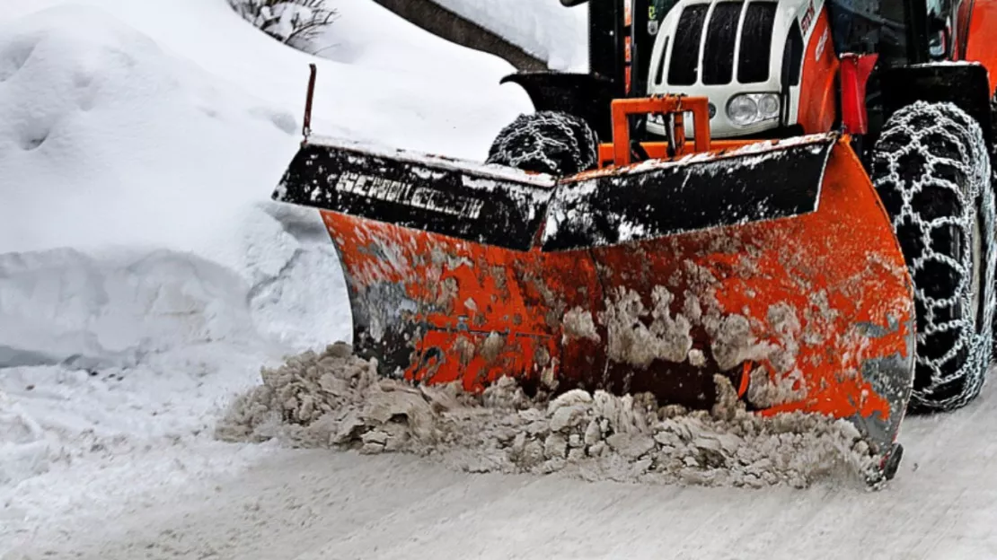 Un employé municipal retrouvé mort sous un tracteur chasse-neige près de Lyon