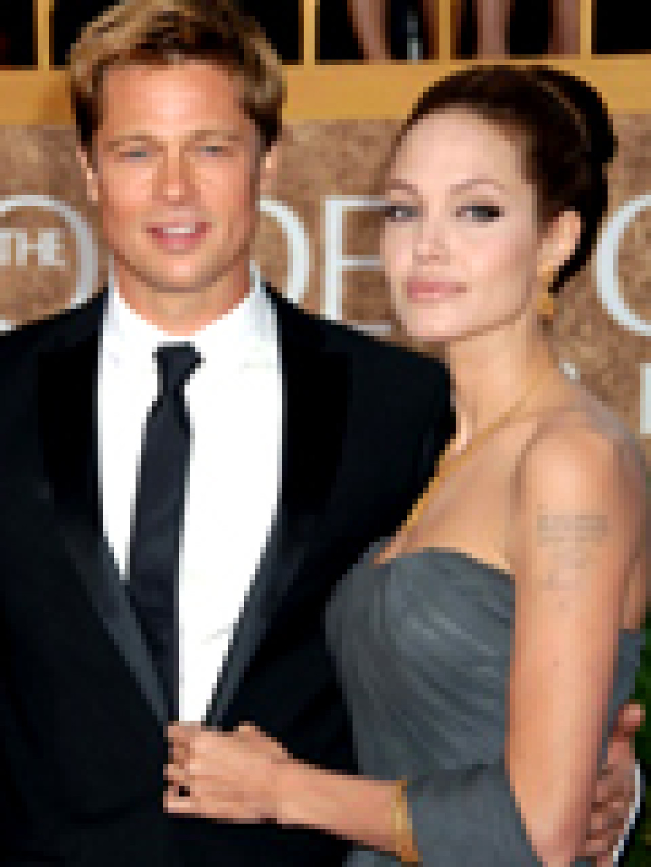 Angelina Jolie accouche de jumeaux ! Angelina Jolie accouche de jumeaux !