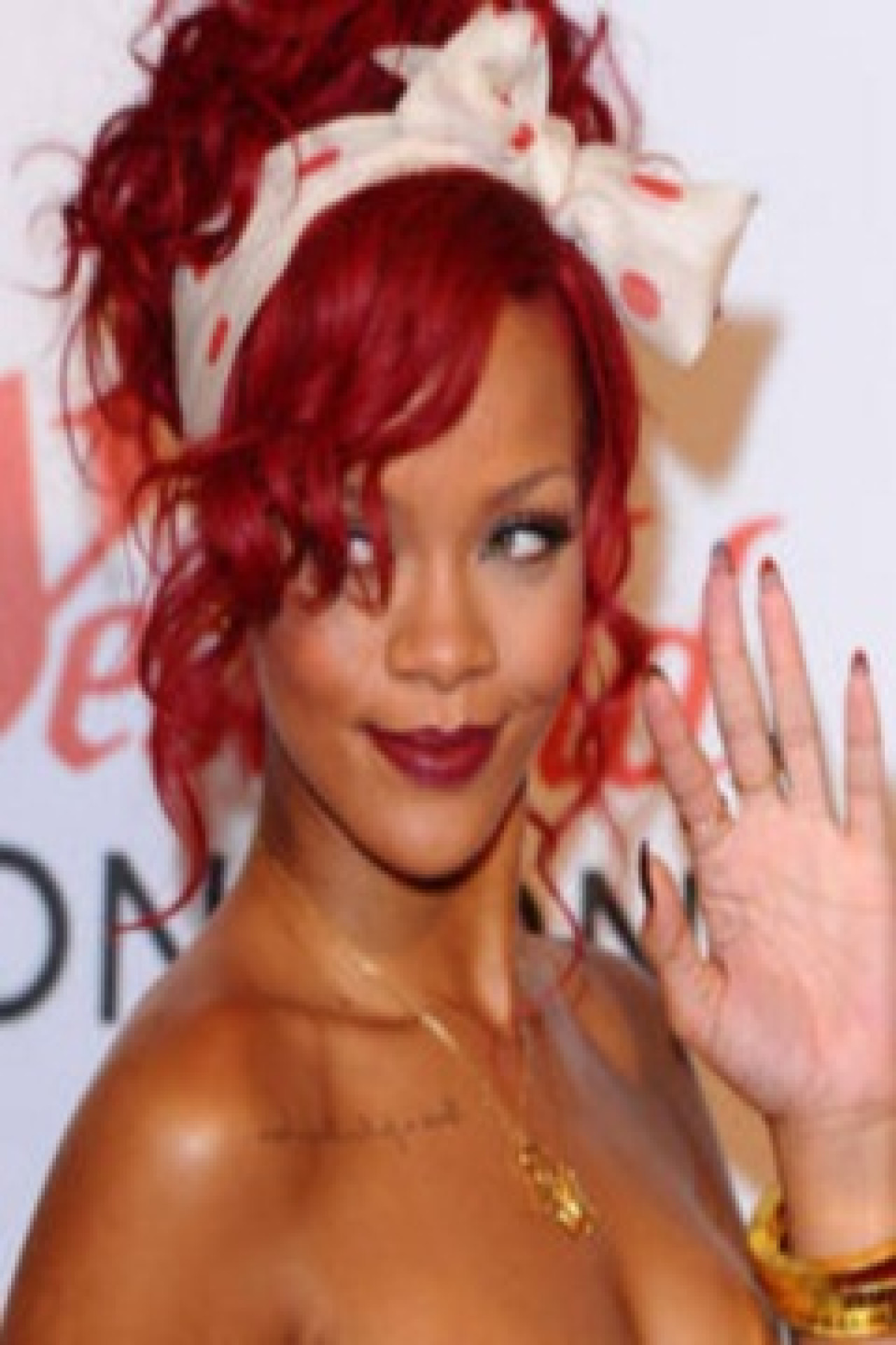 Rihanna boit l'alcool et fume en plein tournage Rihanna boit l'alcool et fume en plein tournage