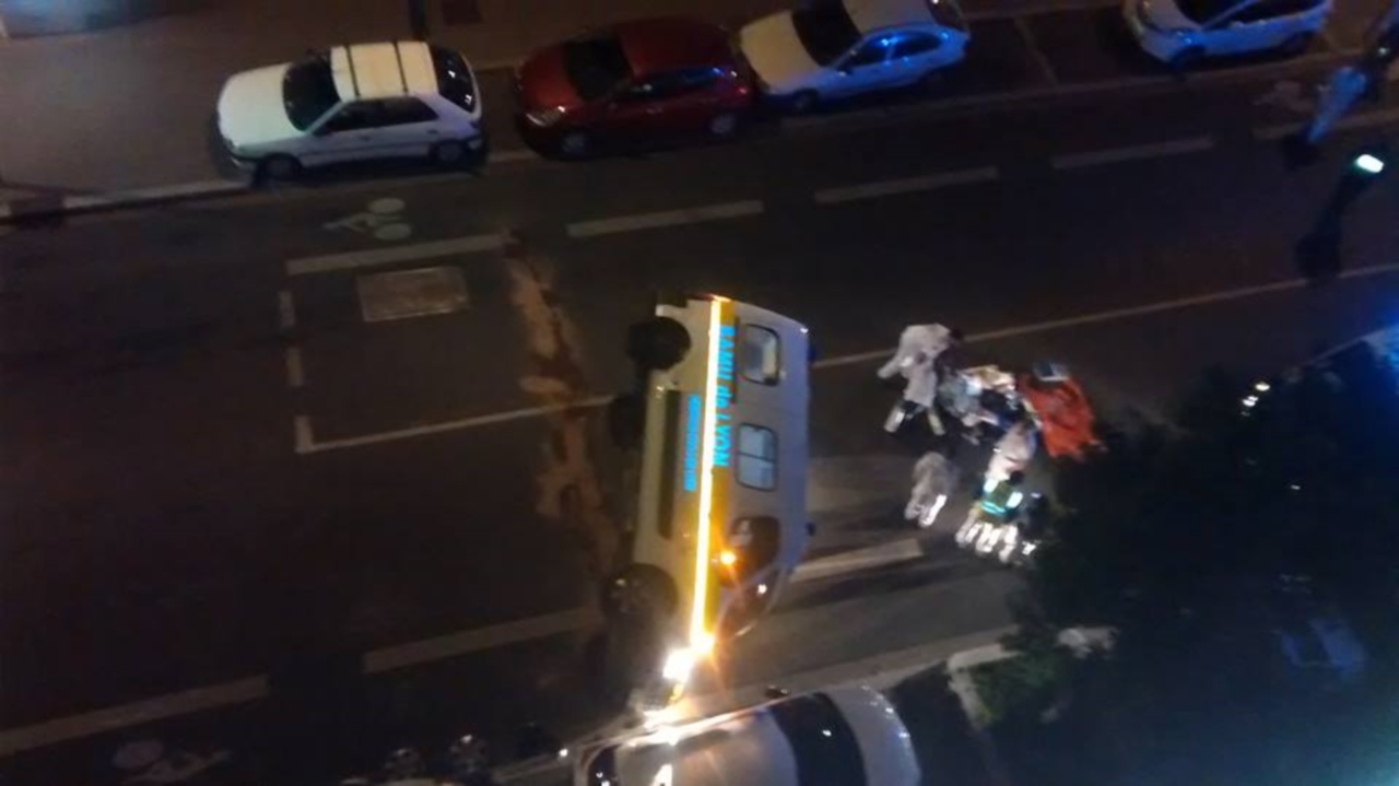 Villeurbanne : percuté, le véhicule du SAMU se retourne Villeurbanne : percuté, le véhicule du SAMU se retourne