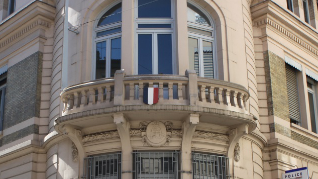 Vaulx-en-Velin : un jeune de 17 ans agresse les policiers et les menace de mort Vaulx-en-Velin : un jeune de 17 ans agresse les policiers et les menace de mort