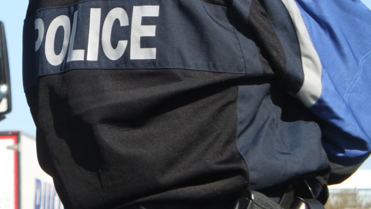 Sans permis, les policiers doivent briser une vitre pour le faire sortir de son véhicule