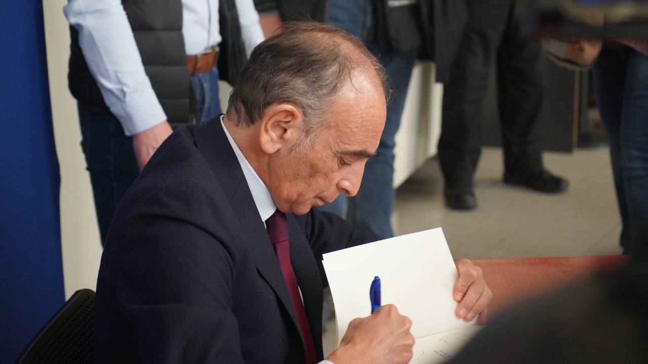 A Villeurbanne, Eric Zemmour a dédicacé son livre pendant que des centaines de personnes manifestaient contre sa venue A Villeurbanne, Eric Zemmour a dédicacé son livre pendant que des centaines de personnes manifestaient contre sa venue