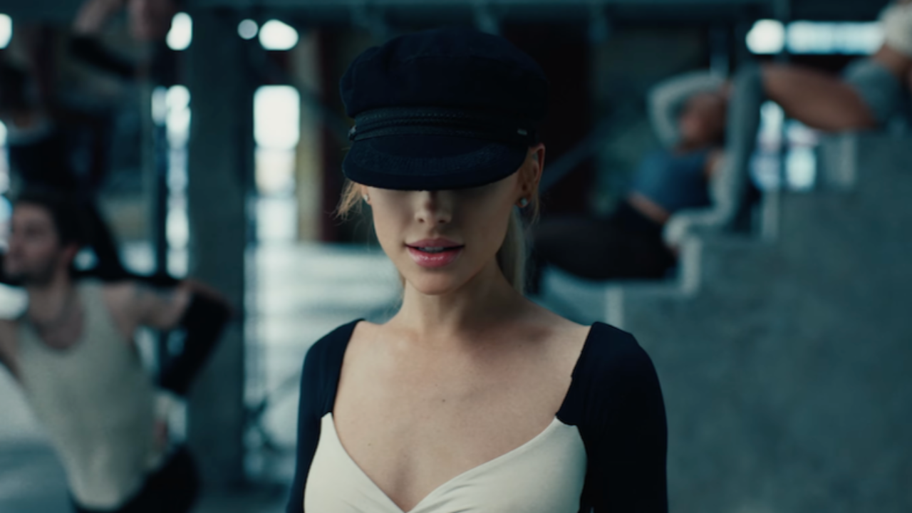 Ariana Grande répond à ses haters dans "yes, and?"