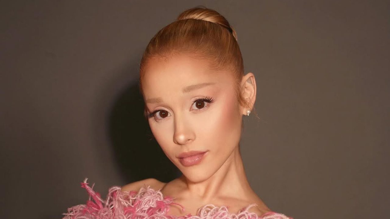 Ariana Grande sort un magnifique court-métrage pour promouvoir la version deluxe de son album ! Ariana Grande sort un magnifique court-métrage pour promouvoir la version deluxe de son album !