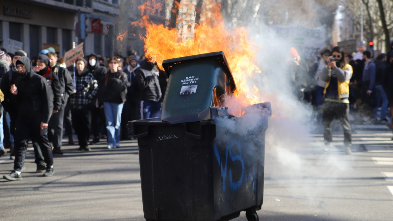 Débordements à Lyon en marge de la manifestation : près de 70 blessés Débordements à Lyon en marge de la manifestation : près de 70 blessés