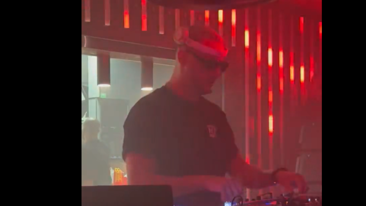 DJ Snake a mix&eacute; au McDo des Champs-&Eacute;lys&eacute;es pour lancer le menu &agrave; son nom