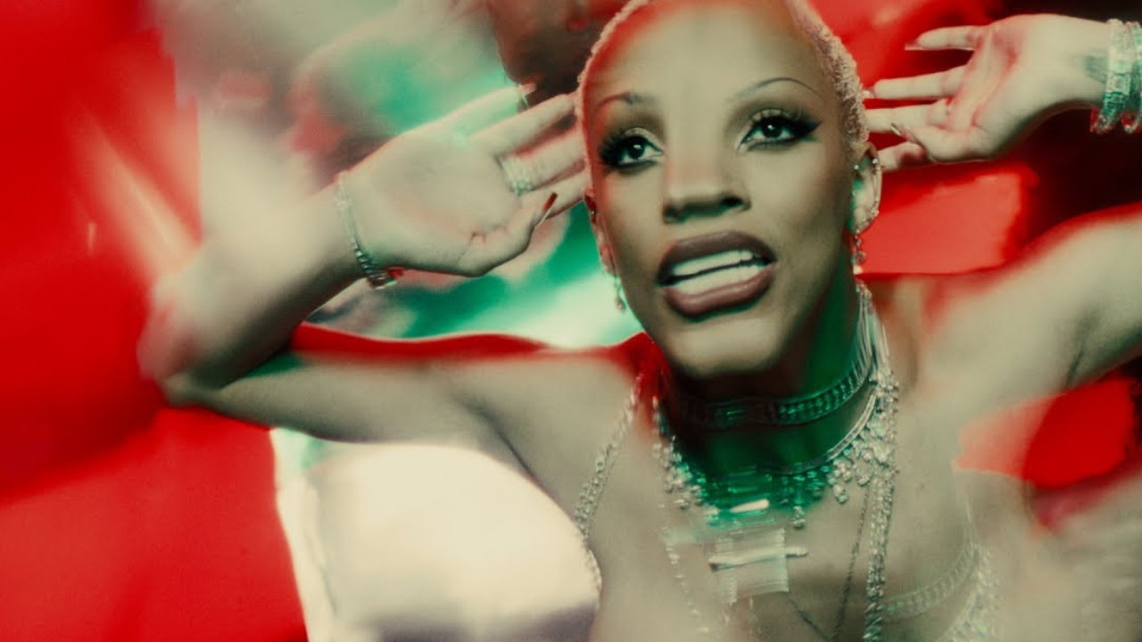 Doja Cat méconnaissable dans le clip "Attention" Doja Cat méconnaissable dans le clip "Attention"