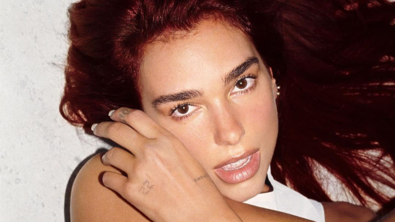 Dua Lipa dans les rues de Londres pour faire écouter son nouveau single Dua Lipa dans les rues de Londres pour faire écouter son nouveau single