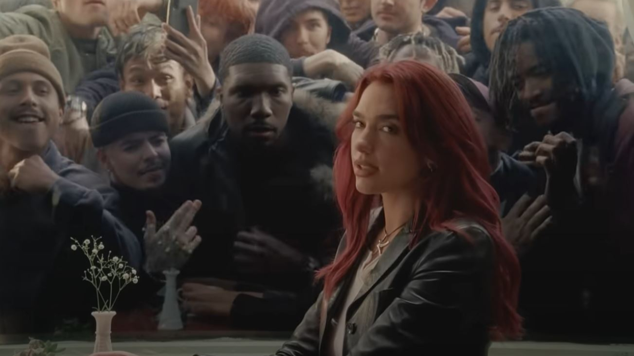 Dua Lipa n'arrive pas à choisir dans "Training Season"