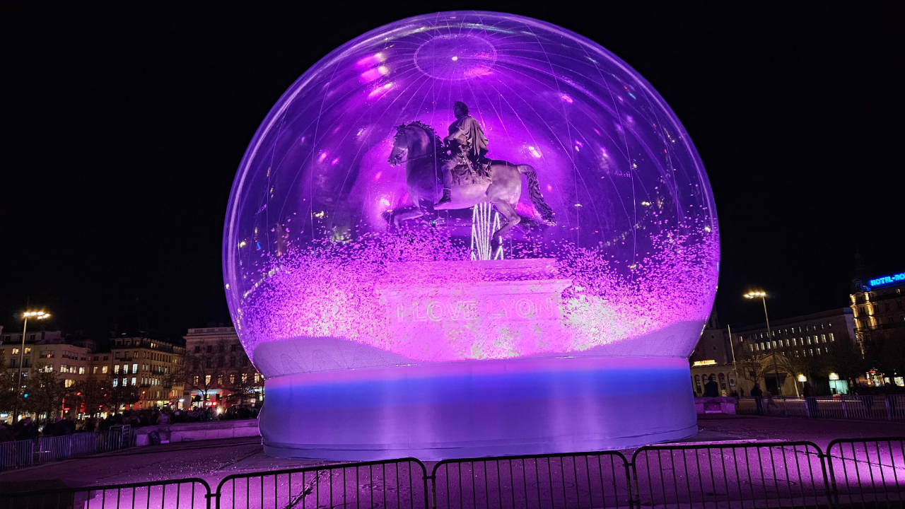 F&ecirc;te des Lumi&egrave;res &agrave; Lyon : la boule &agrave; neige de la place Bellecour d&eacute;sign&eacute;e &oelig;uvre pr&eacute;f&eacute;r&eacute;e des visiteurs