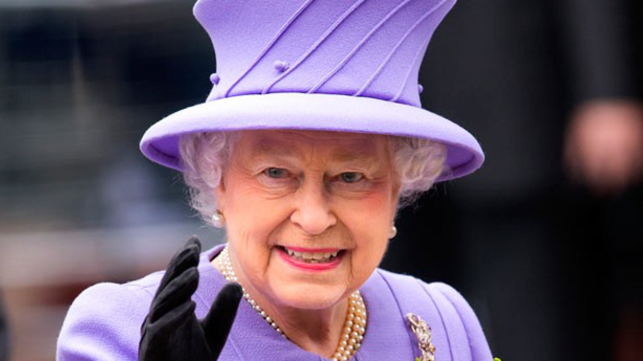 La reine Elizabeth II a tweet&eacute; pour la premi&egrave;re fois!