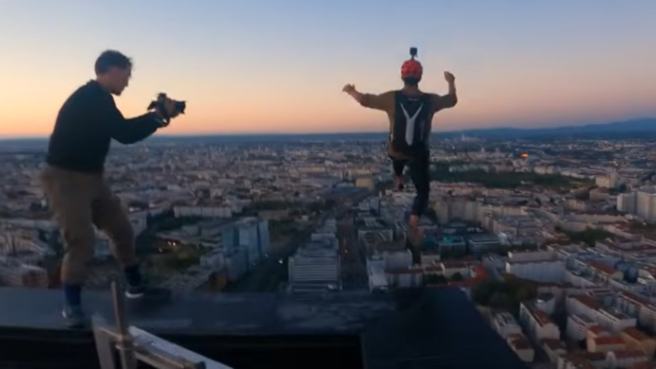 Il saute en parachute depuis la tour To-Lyon (VIDÉO) Il saute en parachute depuis la tour To-Lyon (VIDÉO)