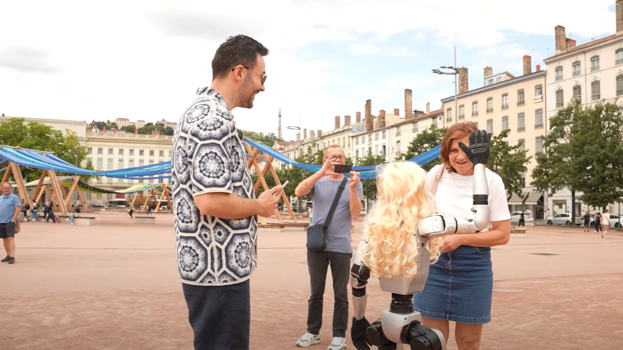 Insolite : Un robot à l'allure féminine surprend les Lyonnais sur la place Bellecour ! Insolite : Un robot à l'allure féminine surprend les Lyonnais sur la place Bellecour !