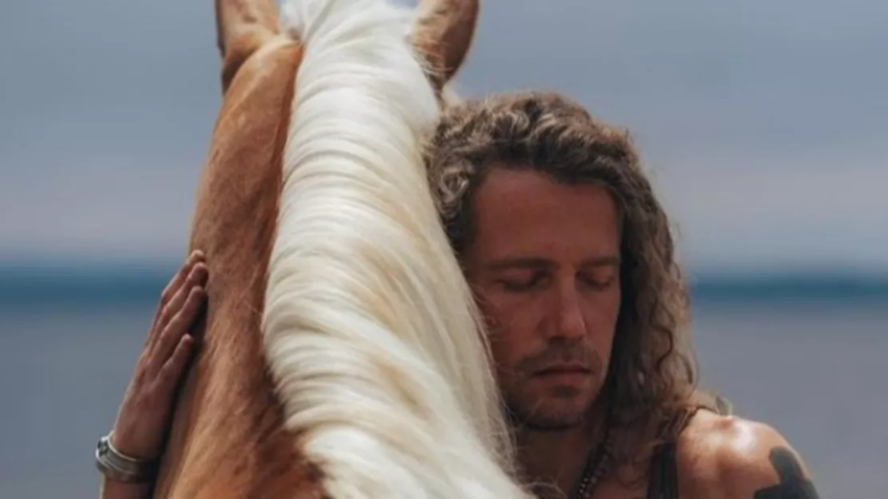 Julien Doré sur les haters : "Les gens connaissent mon auto-dérision"