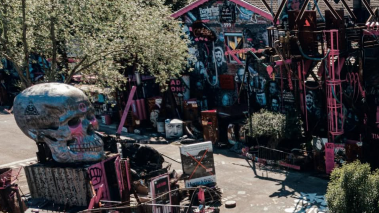 L'ovni artistique de la Demeure du Chaos, officiellement reconnu comme une oeuvre d'art par le gouvernement