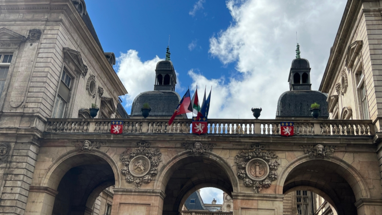Le drapeau palestinien hissé ce lundi sur l'hôtel de ville de Lyon Le drapeau palestinien hissé ce lundi sur l'hôtel de ville de Lyon