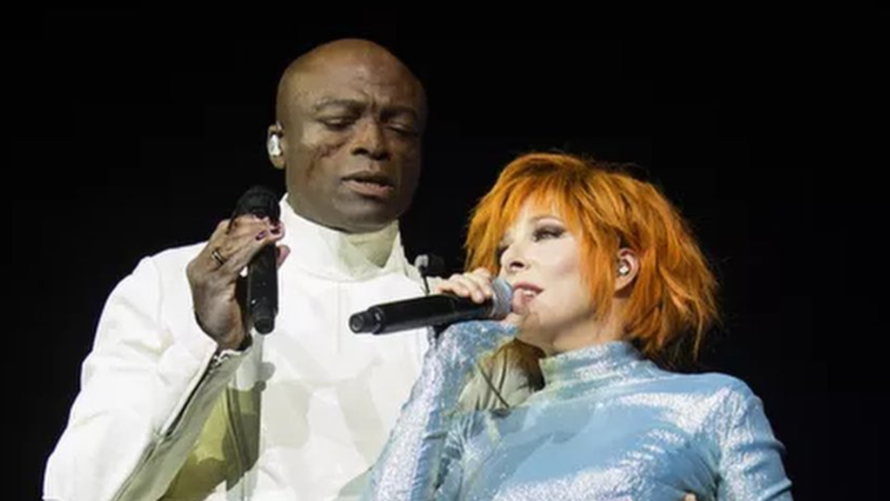 Le geste très sensuel de Mylène Farmer envers son partenaire de scène, Seal Le geste très sensuel de Mylène Farmer envers son partenaire de scène, Seal