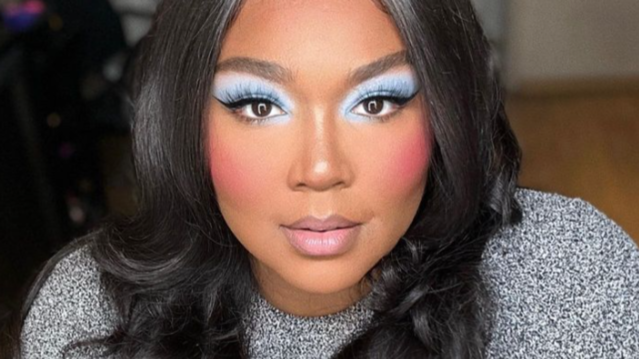 Lizzo : Cheveux roses et lunettes XXL, elle se compare à une "princesse Disney" Lizzo : Cheveux roses et lunettes XXL, elle se compare à une "princesse Disney"