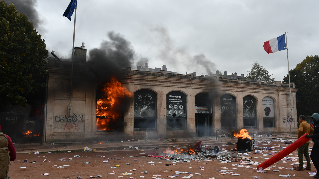 Lyon : après l'incendie du 17 octobre, le toit de l'Office du tourisme va être démoli Lyon : après l'incendie du 17 octobre, le toit de l'Office du tourisme va être démoli