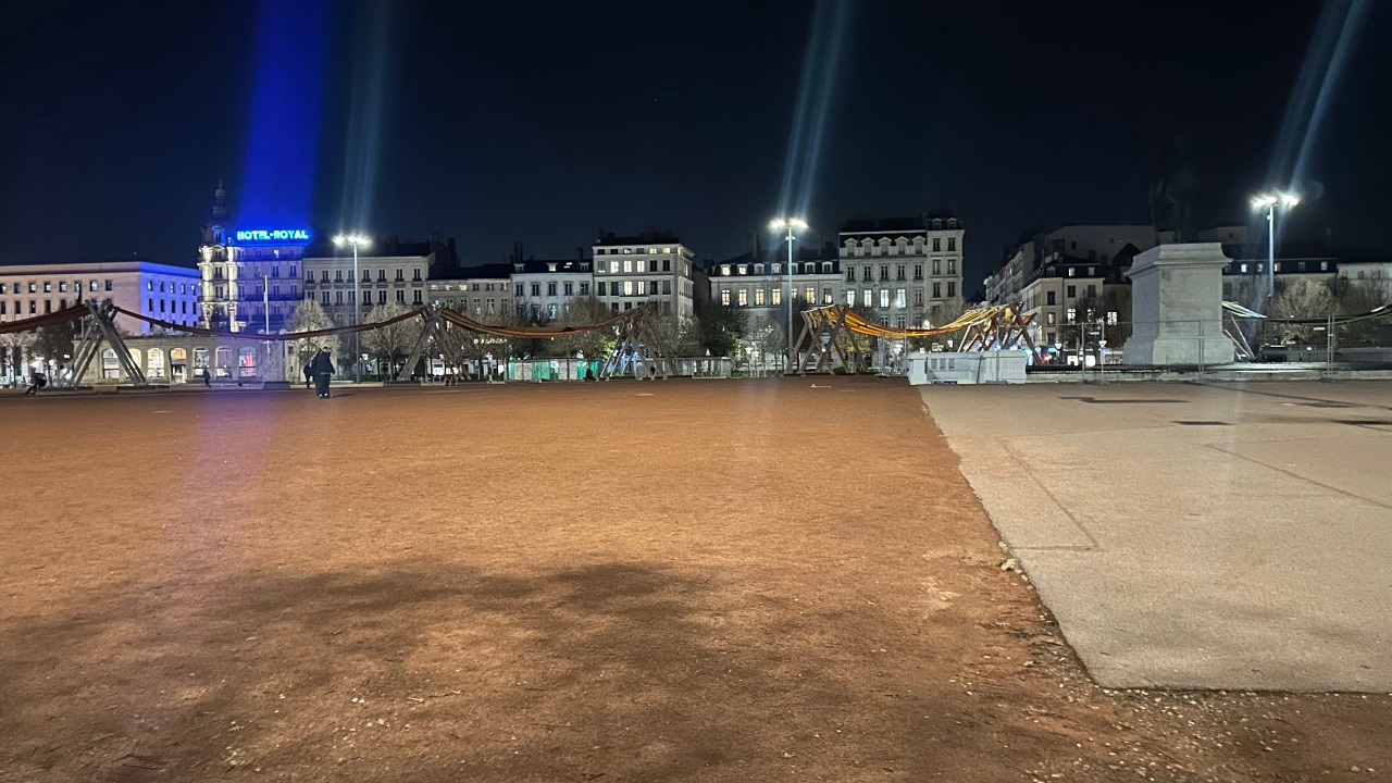 Lyon : couvre-feu dès 21h dans la Presqu'île, voici les déplacements encore autorisés Lyon : couvre-feu dès 21h dans la Presqu'île, voici les déplacements encore autorisés