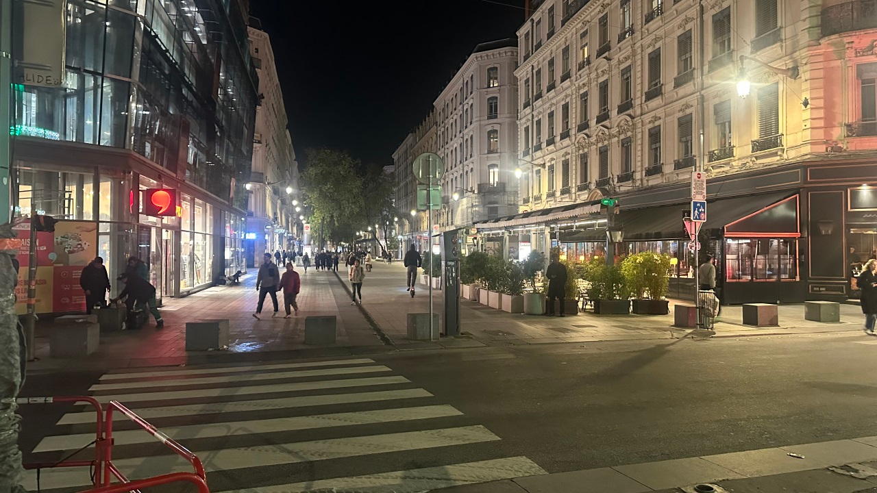 Lyon : le couvre-feu prolongé pour une troisième nuit, mais avec un changement important d'horaire Lyon : le couvre-feu prolongé pour une troisième nuit, mais avec un changement important d'horaire