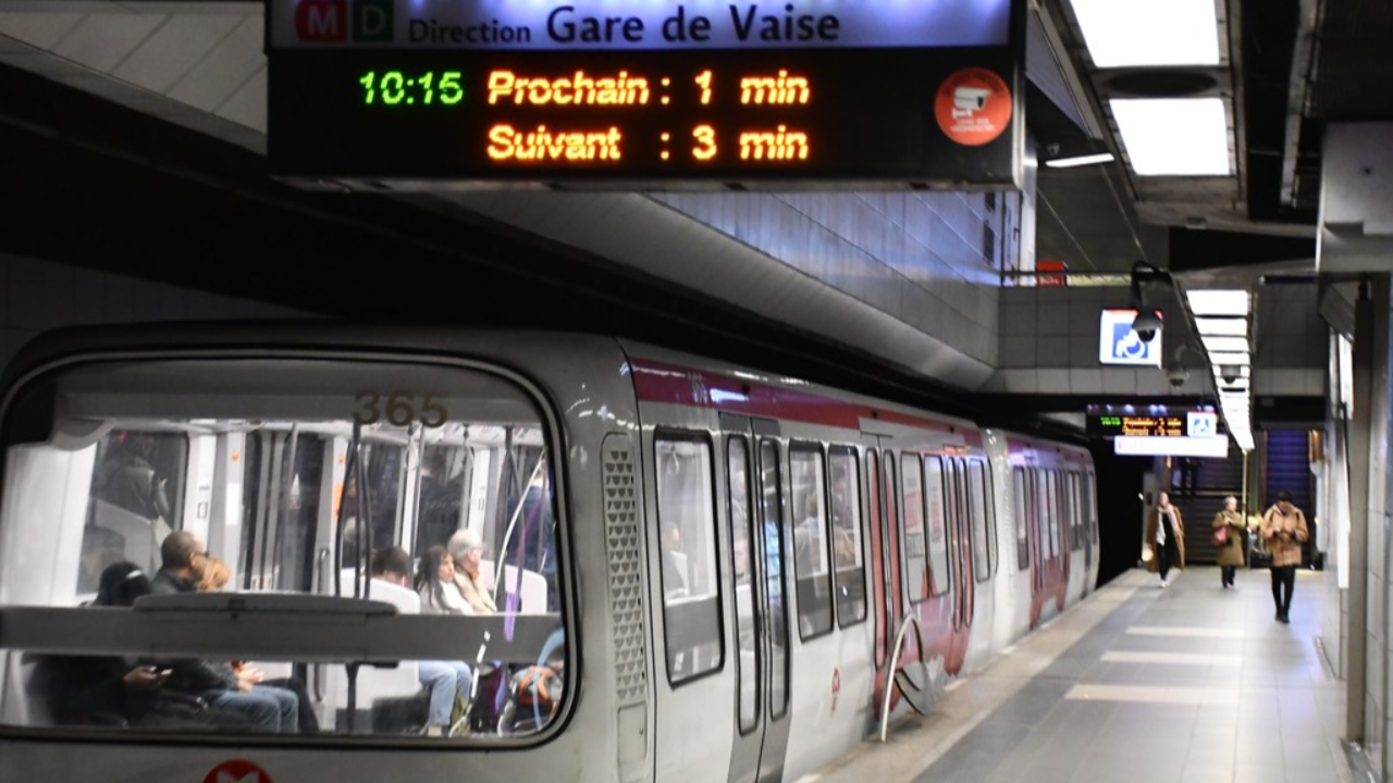 Lyon : un homme grièvement blessé après être tombé sur les voies du métro Lyon : un homme grièvement blessé après être tombé sur les voies du métro