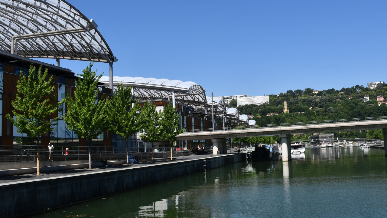 Lyon : un homme violemment agress&eacute; &agrave; la Confluence, des tirs entendus