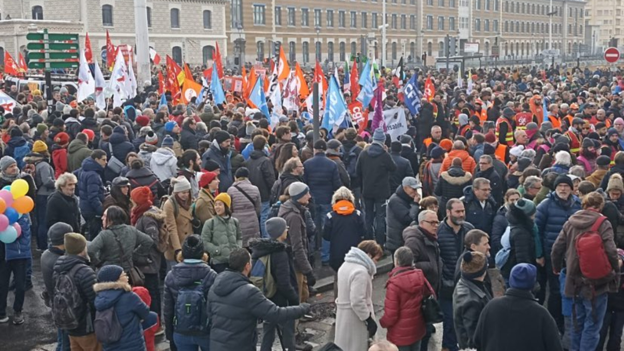 Manifestation contre la r&eacute;forme des retraites : plusieurs dizaines de milliers de personnes dans le cort&egrave;ge &agrave; Lyon