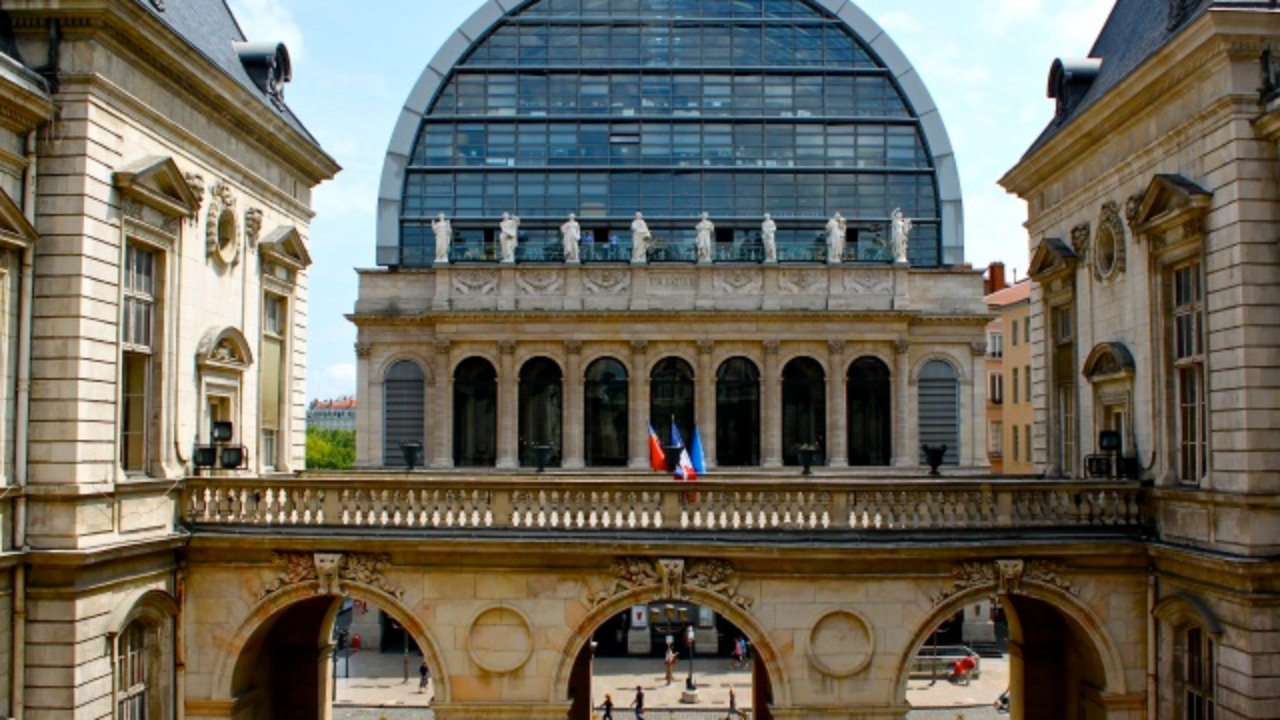 Manifestation devant l'Opéra de Lyon ce mercredi soir Manifestation devant l'Opéra de Lyon ce mercredi soir