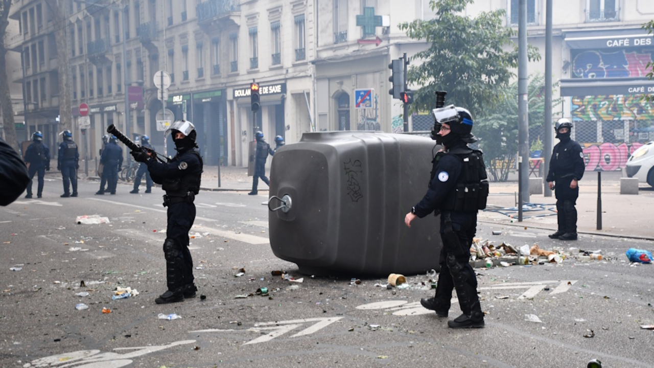 Manifestation du 24 octobre à Lyon : 10 000 personnes mobilisées, des affrontements à Jean-Macé et Saxe-Gambetta Manifestation du 24 octobre à Lyon : 10 000 personnes mobilisées, des affrontements à Jean-Macé et Saxe-Gambetta