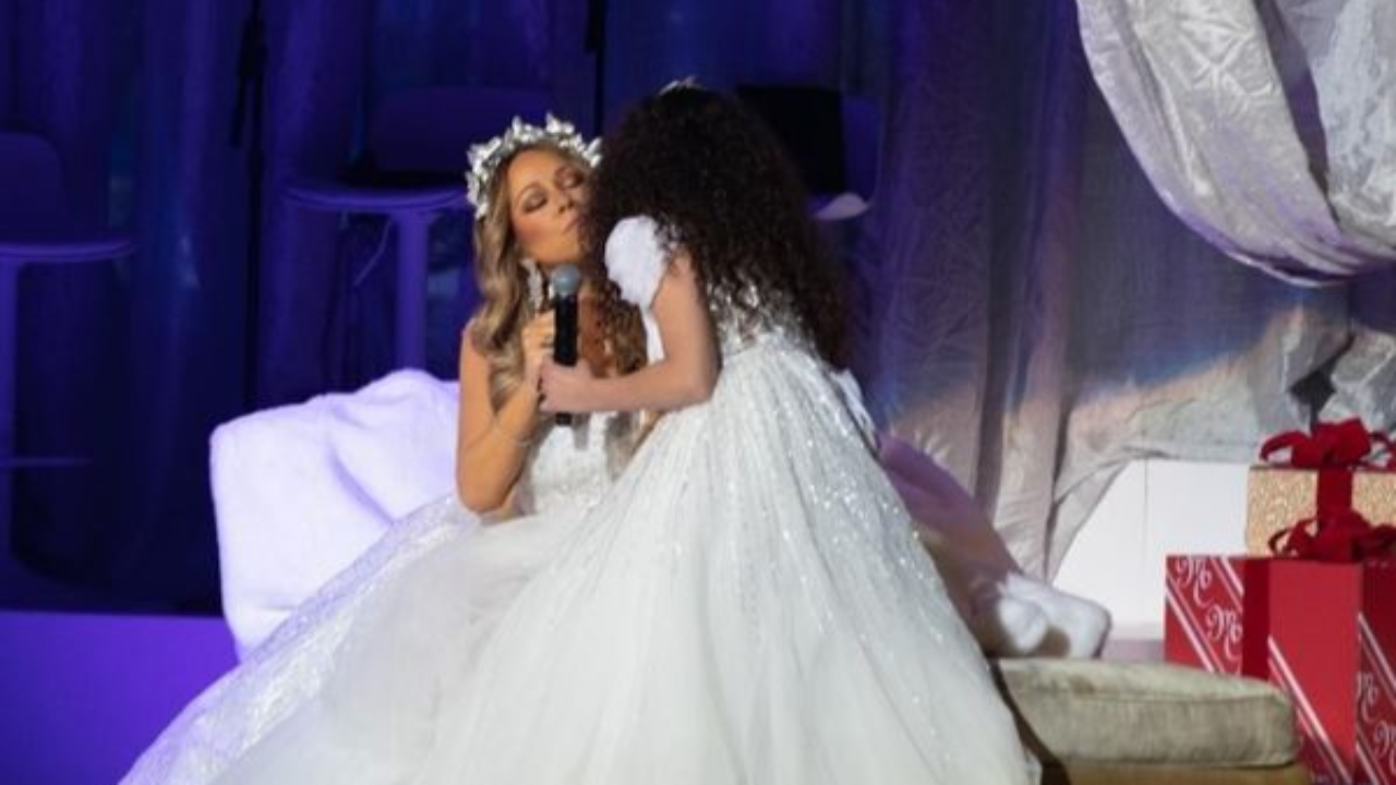 Mariah Carey interprète une chanson de Noël en duo avec sa fille (vidéo) Mariah Carey interprète une chanson de Noël en duo avec sa fille (vidéo)