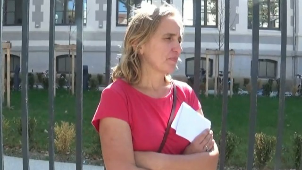 Enfant autiste interdit de coll&egrave;ge : sa m&egrave;re s&rsquo;encha&icirc;ne aux grilles de la Tourette