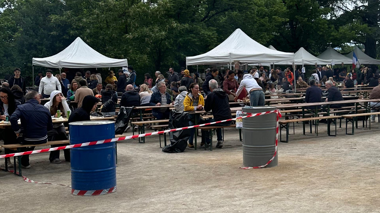 Oullins-Pierre-B&eacute;nite : 3,4 tonnes de viande pour un record du monde convivial de barbecue