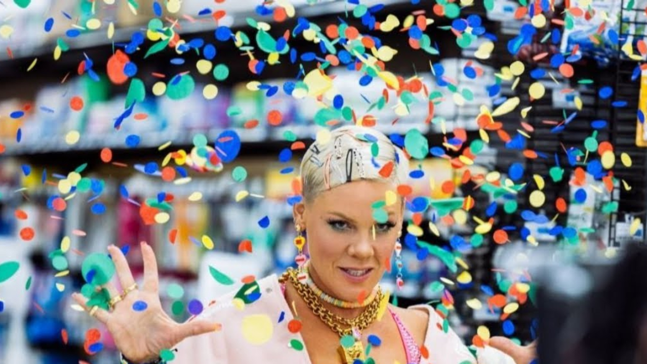 Pink dévoile le clip de son titre "Never Gonna Not Dance Again" (vidéo)